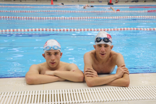 Görme engelli kardeşler başarıya kulaç atıyor