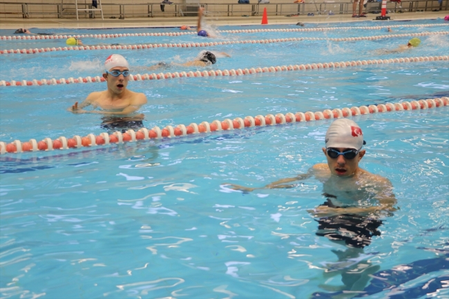 Görme engelli kardeşler başarıya kulaç atıyor