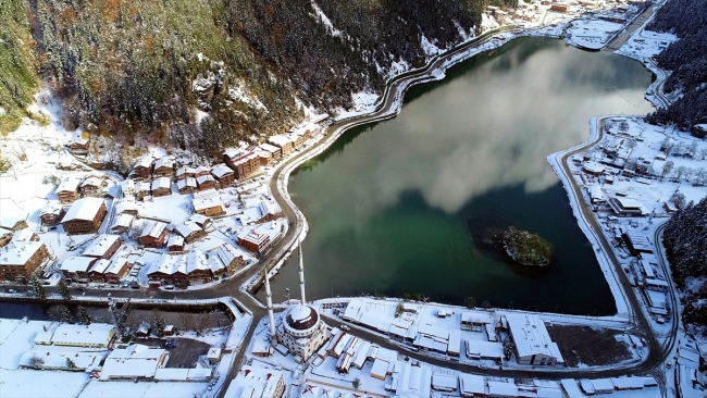 Beyaza bürünen Uzungöl havadan görüntülendi