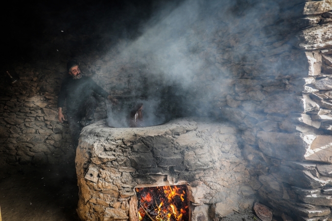 Bitlis'te asırlardır doğal yöntemlerle pekmez üretiliyor