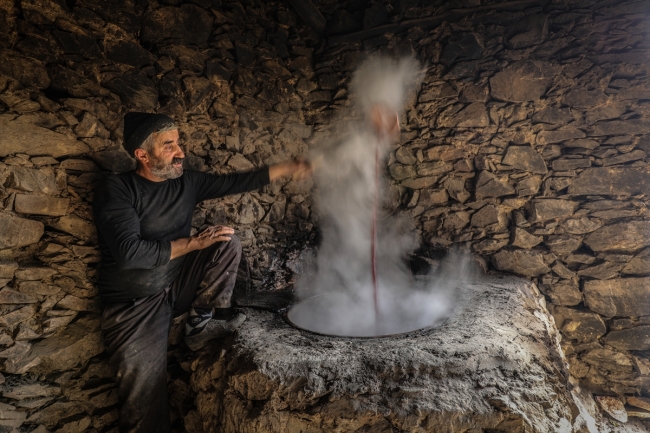 Bitlis'te asırlardır doğal yöntemlerle pekmez üretiliyor