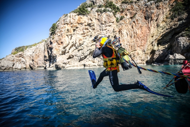 Sanayi dalgıçlarına yer çekimsiz ortamda eğitim