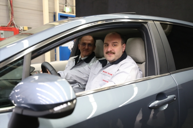 Bakan Varank Türkiye’de üretilen ilk hibrit otomobili test etti