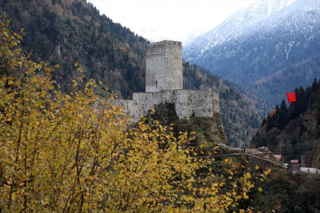 Kaçkarlar'daki Zil Kale'de iki mevsimin güzelliği bir arada