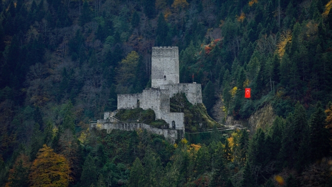 Kaçkarlar'daki Zil Kale'de iki mevsimin güzelliği bir arada