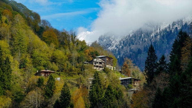 Kaçkarlar'daki Zil Kale'de iki mevsimin güzelliği bir arada
