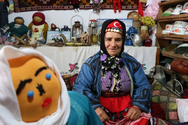 Evlerinde sergiledikleri eşyalarla Yörük kültürünü tanıtıyorlar