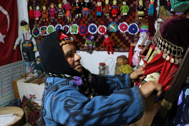 Evlerinde sergiledikleri eşyalarla Yörük kültürünü tanıtıyorlar