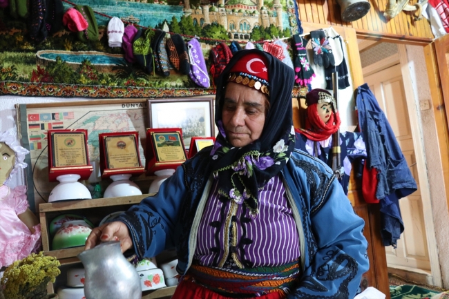 Evlerinde sergiledikleri eşyalarla Yörük kültürünü tanıtıyorlar