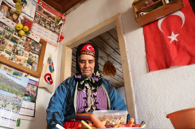 Evlerinde sergiledikleri eşyalarla Yörük kültürünü tanıtıyorlar