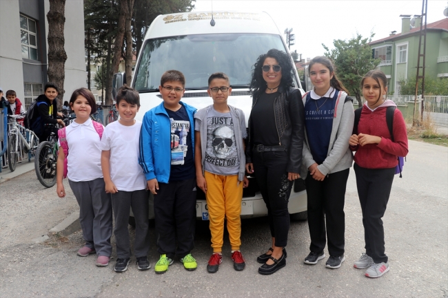 Çocuk sevgisinden dolayı 6 yıldır okul servis şoförlüğü yapıyor