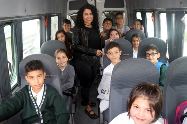 Çocuk sevgisinden dolayı 6 yıldır okul servis şoförlüğü yapıyor