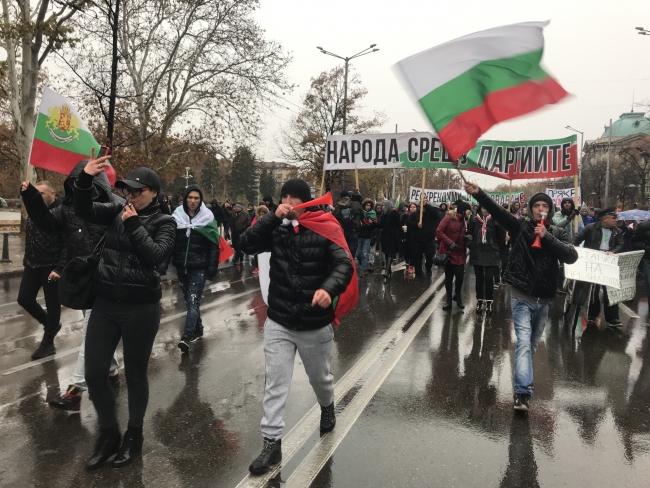 Bulgaristan'da göstericiler sınır kapılarını ve otoyolları trafiğe kapadı