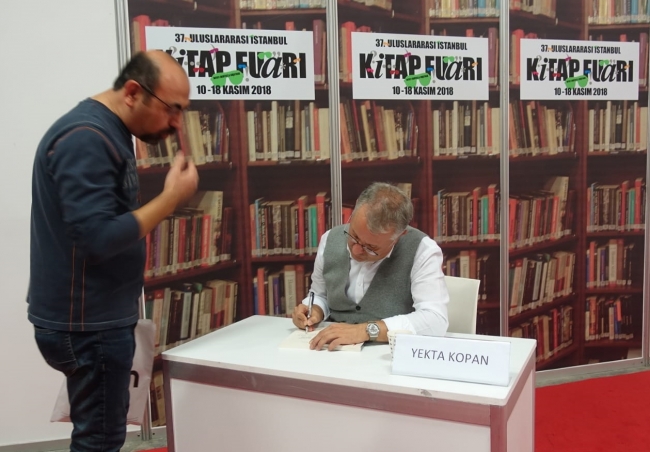 Ünlü yazarlar TÜYAP'ta kitaplarını imzaladı