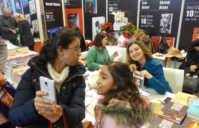 Ünlü yazarlar TÜYAP'ta kitaplarını imzaladı