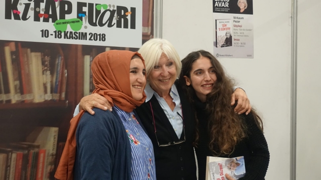 Ünlü yazarlar TÜYAP'ta kitaplarını imzaladı