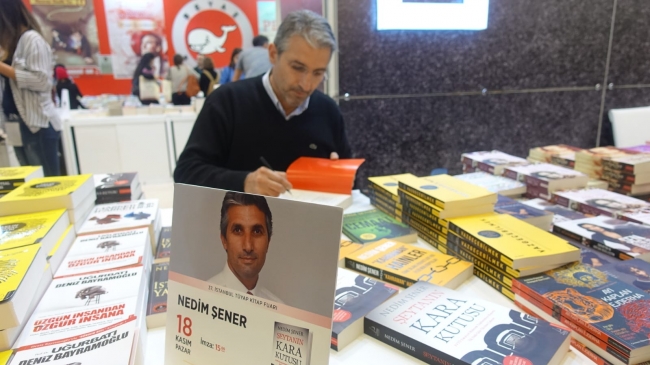 Ünlü yazarlar TÜYAP'ta kitaplarını imzaladı