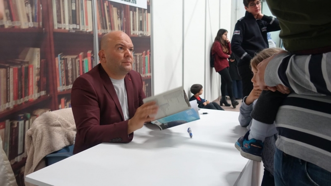 Ünlü yazarlar TÜYAP'ta kitaplarını imzaladı