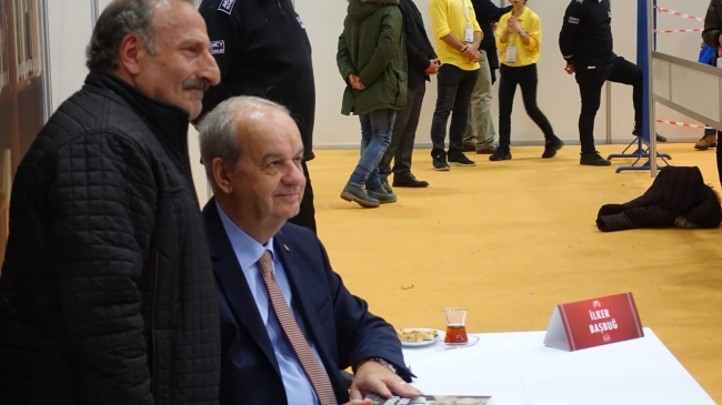 Ünlü yazarlar TÜYAP'ta kitaplarını imzaladı