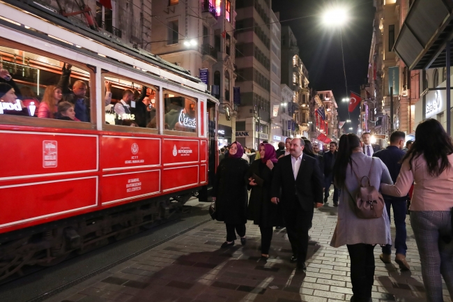 Bakan Varank ve Selçuk İstiklal Caddesi'nde