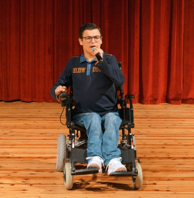 Rap müzikle hayata bağlanan kas hastası gençten destek konseri