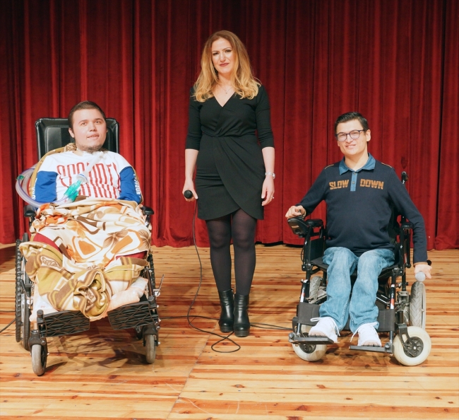 Rap müzikle hayata bağlanan kas hastası gençten destek konseri