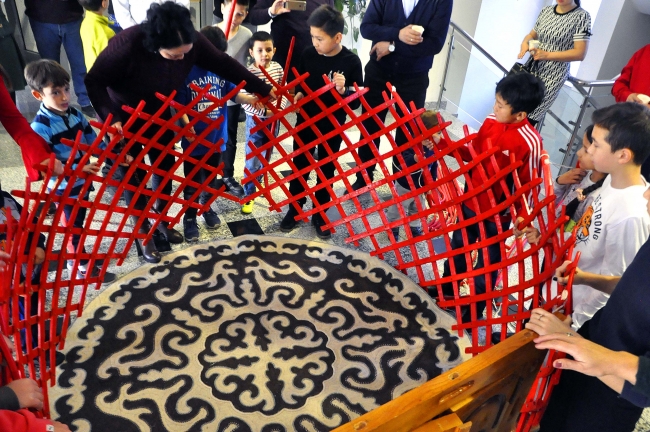 Türk diplomatların çocukları Kırgız keçe çadırının kurulumunu öğrendi