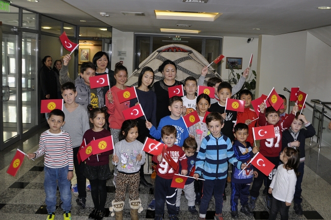 Türk diplomatların çocukları Kırgız keçe çadırının kurulumunu öğrendi