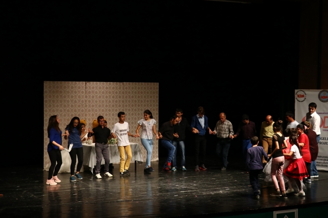 Sahnede seyircilerin alkışlarıyla engelleri aşıyorlar