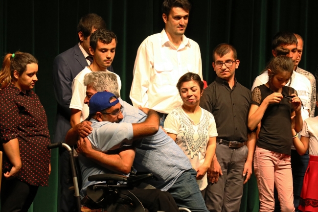 Sahnede seyircilerin alkışlarıyla engelleri aşıyorlar