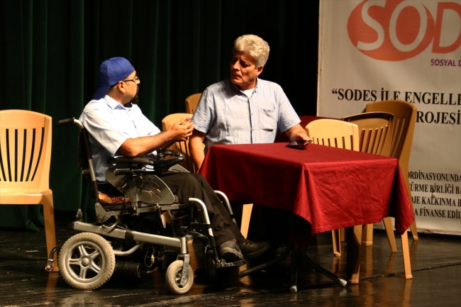 Sahnede seyircilerin alkışlarıyla engelleri aşıyorlar