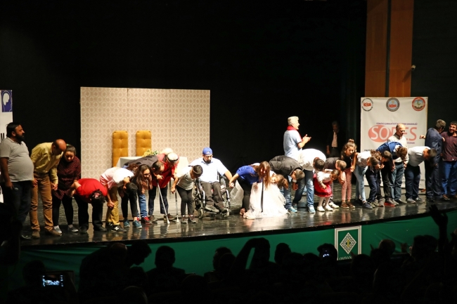 Sahnede seyircilerin alkışlarıyla engelleri aşıyorlar