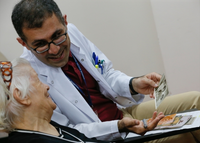 Alzheimer hastalarına "aile albümü" terapisi