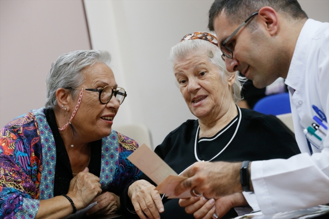 Alzheimer hastalarına "aile albümü" terapisi