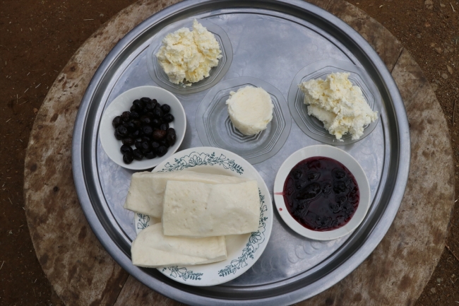 Ürettikleri peynirleri daha lezzetli olması için toprak altında bekletiyorlar
