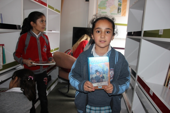 Hakkari'de köy çocukları gezici kütüphane ile kitaba kavuşuyor