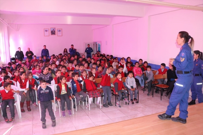 Jandarma'dan köy okullarındaki çocuklara ziyaret