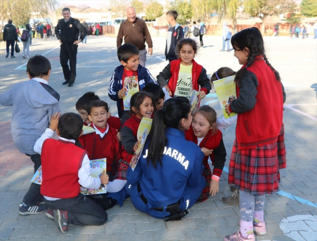 Jandarma'dan köy okullarındaki çocuklara ziyaret