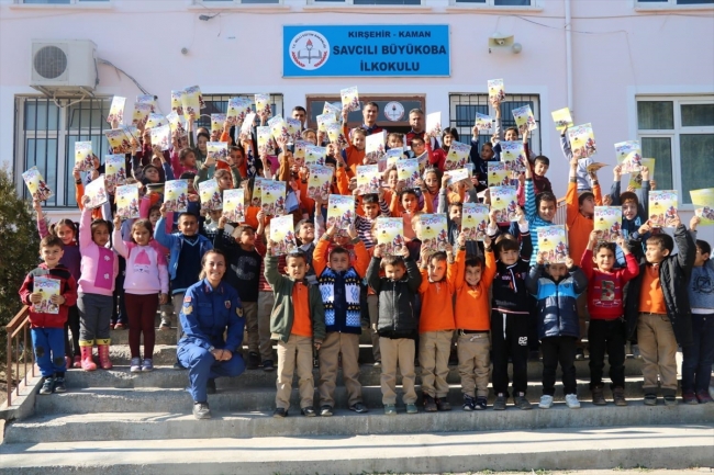 Jandarma'dan köy okullarındaki çocuklara ziyaret
