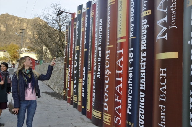 Çukurca'ya kitap şeklinde tabela