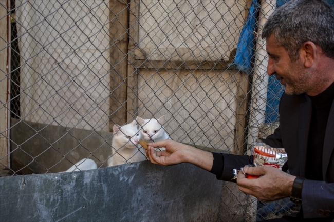 Bahçesinde beslediği 25 tür hayvanıyla stresten uzak yaşıyor