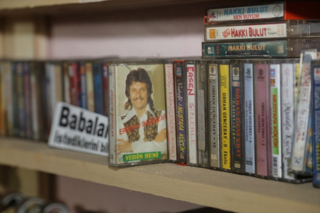 40 yıldır topladığı eski eşyaları evinde sergiliyor