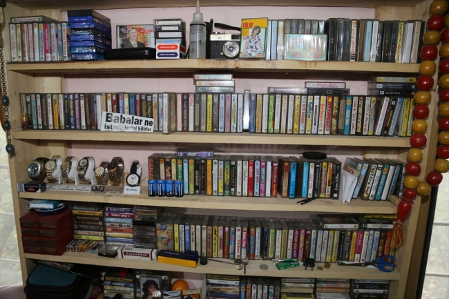 40 yıldır topladığı eski eşyaları evinde sergiliyor