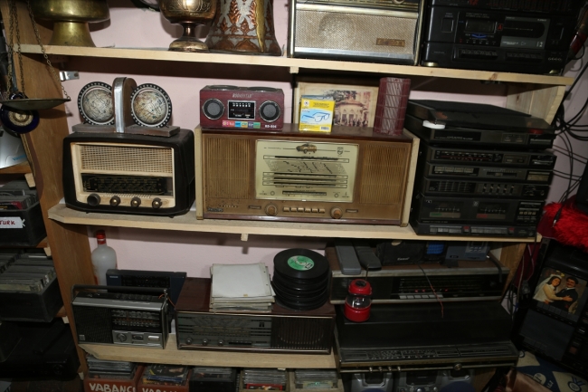 40 yıldır topladığı eski eşyaları evinde sergiliyor