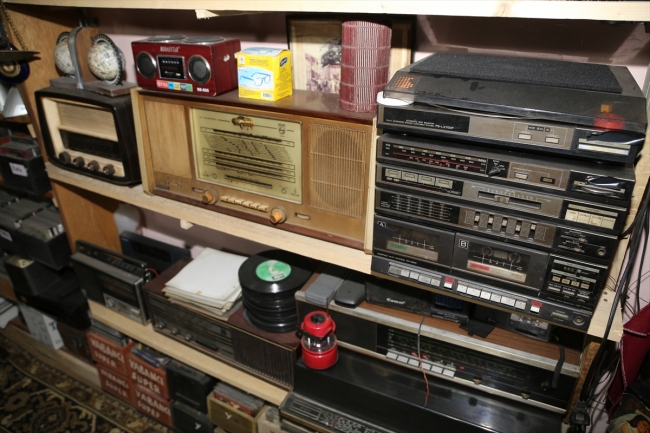 40 yıldır topladığı eski eşyaları evinde sergiliyor