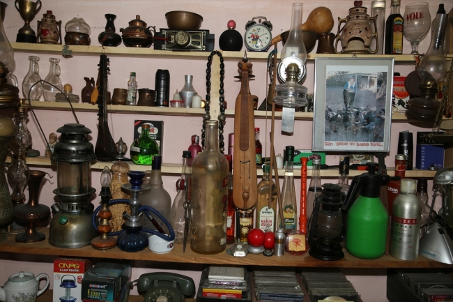 40 yıldır topladığı eski eşyaları evinde sergiliyor