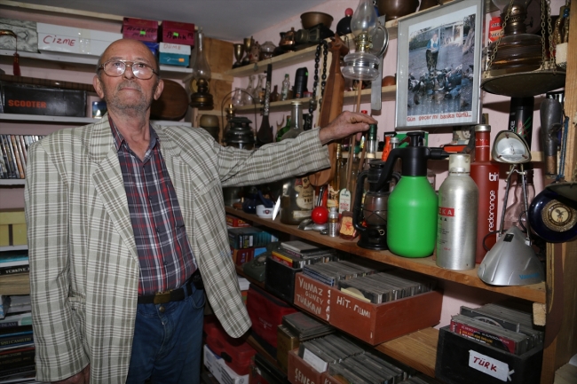 40 yıldır topladığı eski eşyaları evinde sergiliyor