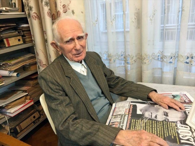 99 yaşındaki emekli öğretmen matematik problemi çözmeden uyumuyor