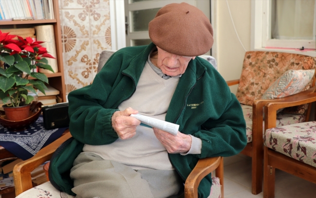 99 yaşındaki emekli öğretmen matematik problemi çözmeden uyumuyor