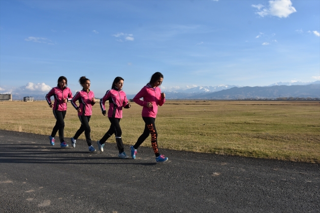 Hakkari'de 4 genç kızın kayaklı koşuda hedefi altın madalya